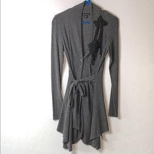 Cardigan with detachable broach